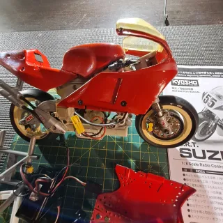 Kyosho Suzuki RGV-T 1992 Moto RC