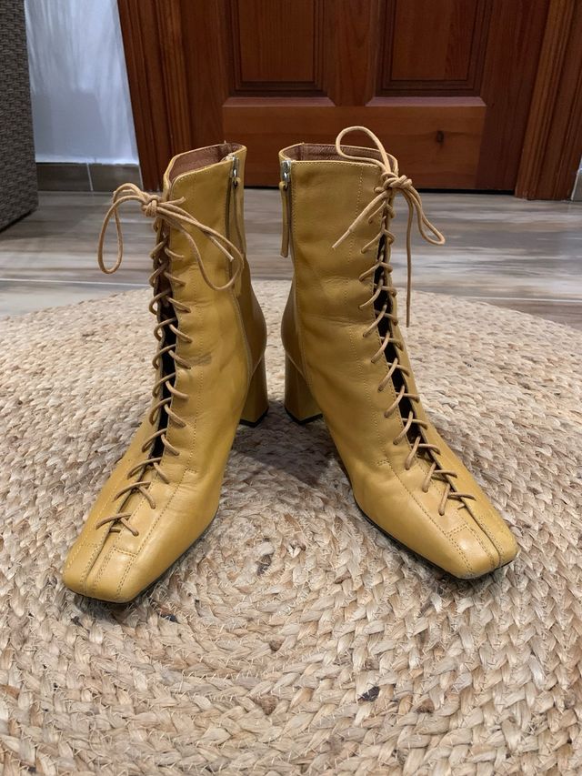 Botines de piel con cordones