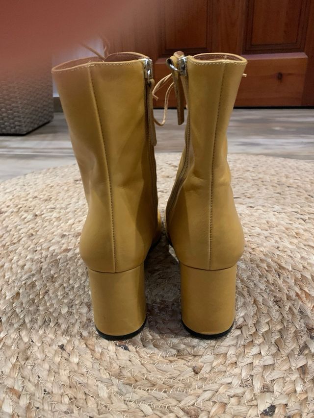 Botines de piel con cordones