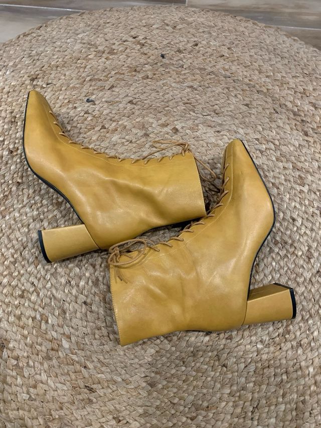 Botines de piel con cordones