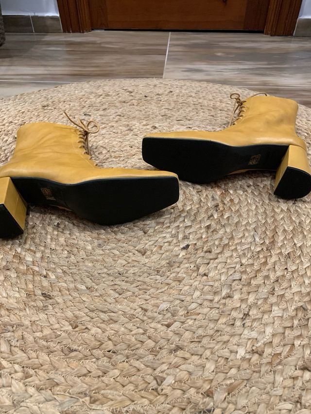 Botines de piel con cordones