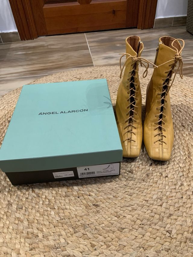 Botines de piel con cordones