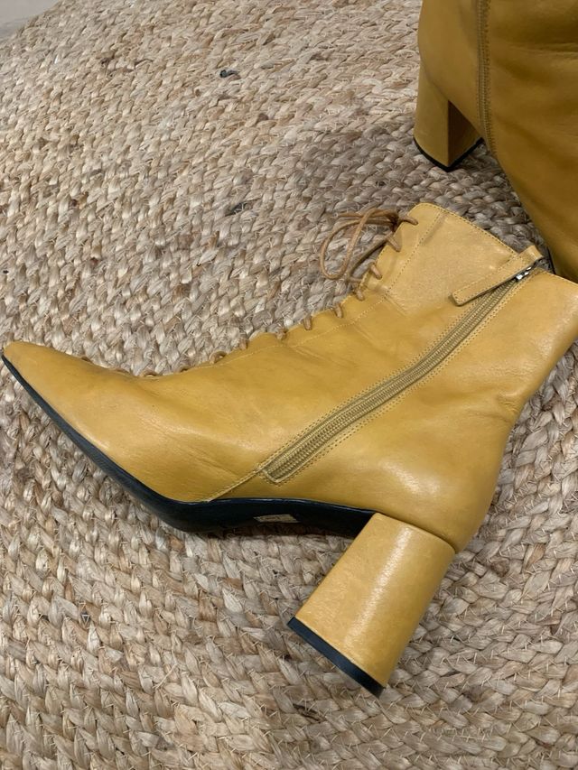 Botines de piel con cordones