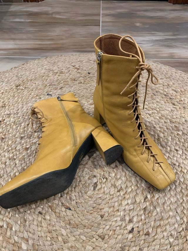 Botines de piel con cordones