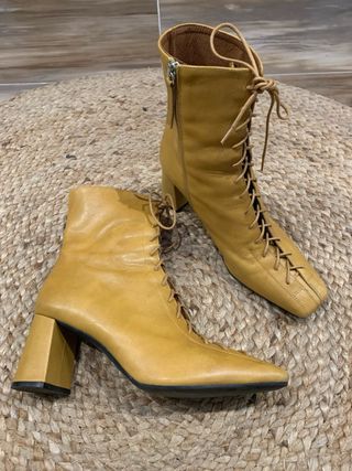 Botines de piel con cordones