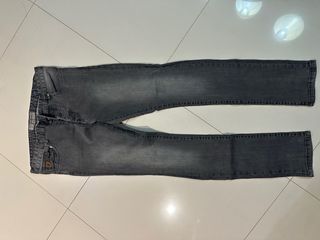 Pantalón vaquero hombre gris