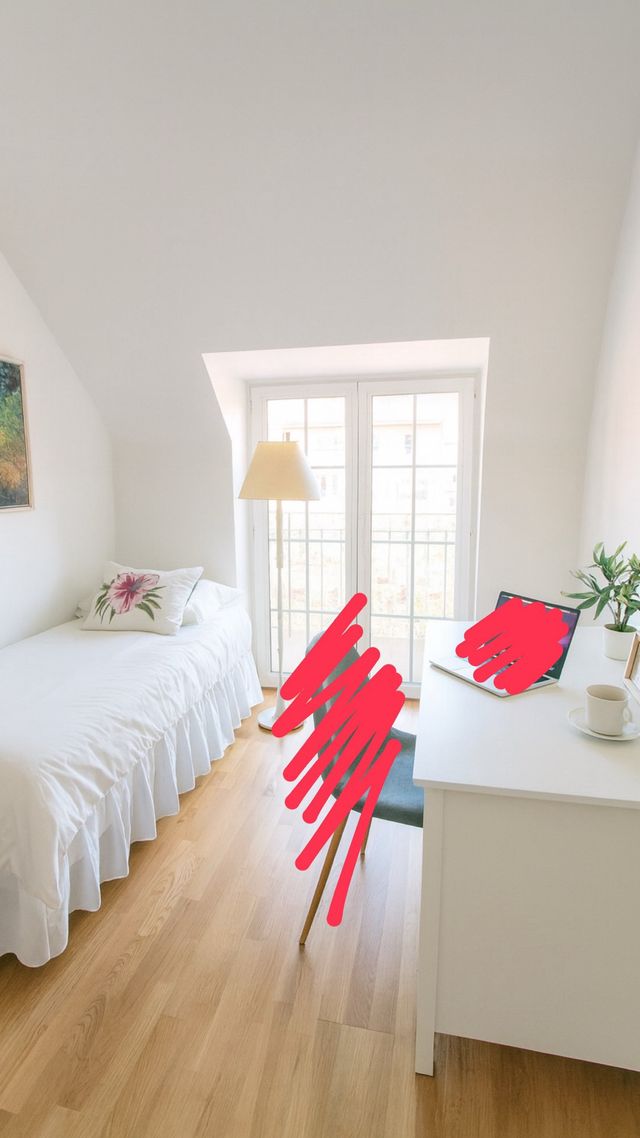 Cama, escritorio y lámpara de dormitorio