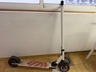 Patinete eléctrico blanco (sin cable)