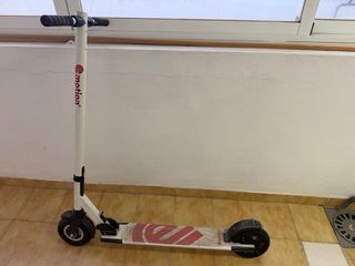 Patinete eléctrico blanco (sin cable)