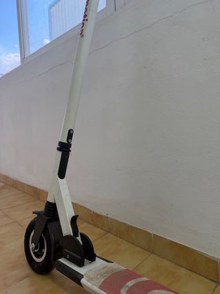 Patinete eléctrico blanco (sin cable)
