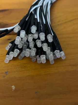 (39 PIEZAS) LED con positivo y negativo