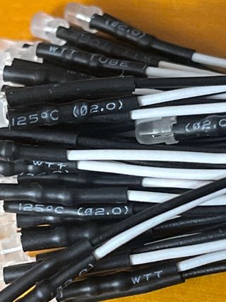 (39 PIEZAS) LED con positivo y negativo