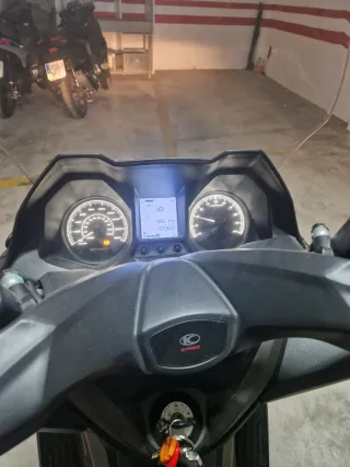 Moto Scooter Gris,Kinko gran dink 300 , año 2019