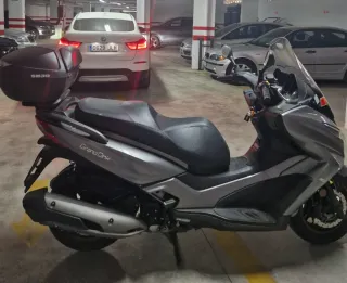 Moto Scooter Gris,Kinko gran dink 300 , año 2019