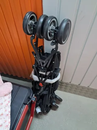 Carrito de bebé y funda rosa floral