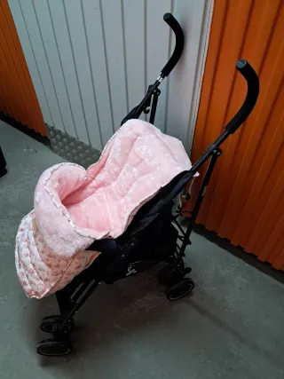 Carrito de bebé y funda rosa floral