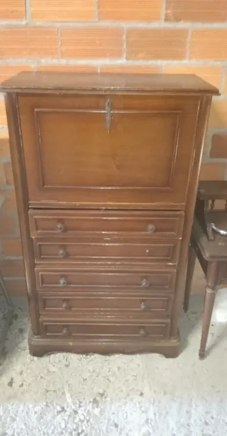 Cómoda alta convertible en escritorio