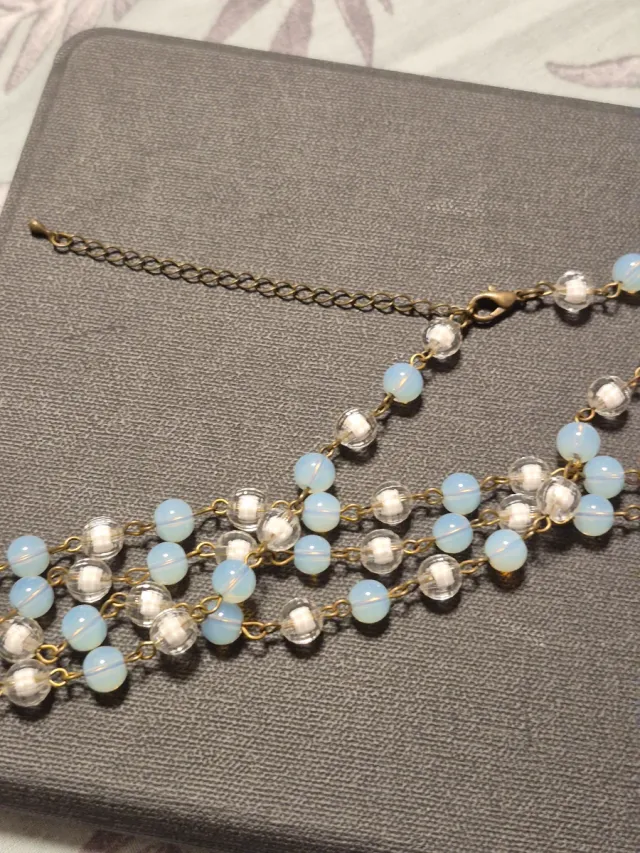 Collana perline azzurre e trasparenti