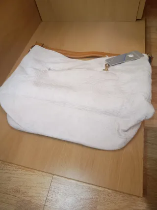 Bolso de mano beige y blanco