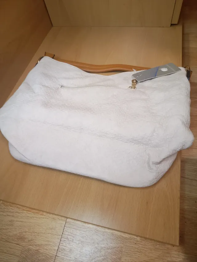 Bolso de mano beige y blanco