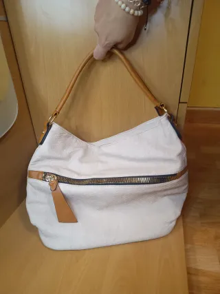Bolso de mano beige y blanco