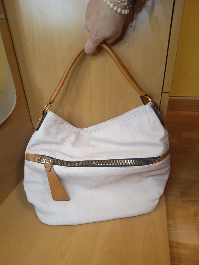 Bolso de mano beige y blanco