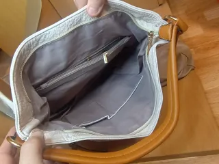 Bolso de mano beige y blanco