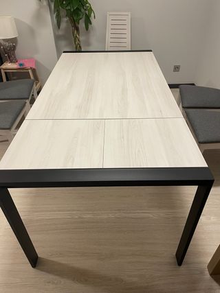 Mesa de comedor moderna madera y metal