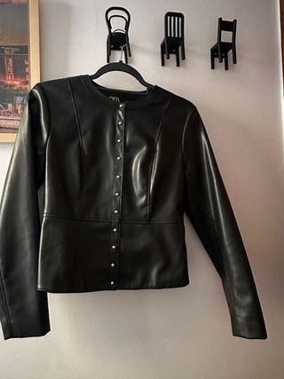 Pack ZARA de chaqueta efecto piel y camisa satén