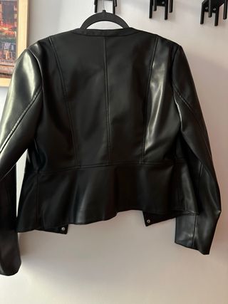 Pack ZARA de chaqueta efecto piel y camisa satén