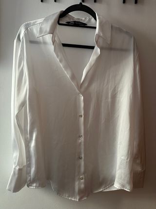 Pack ZARA de chaqueta efecto piel y camisa satén