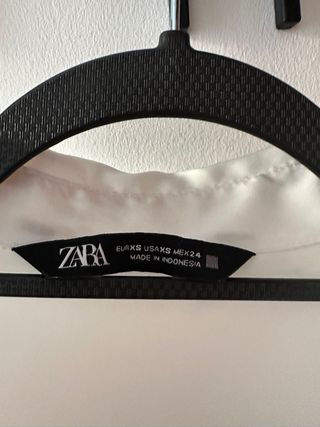 Pack ZARA de chaqueta efecto piel y camisa satén
