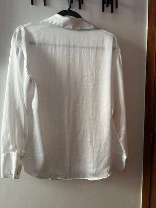 Pack ZARA de chaqueta efecto piel y camisa satén