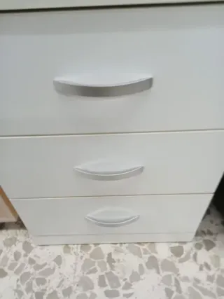 Mesita de noche blanca