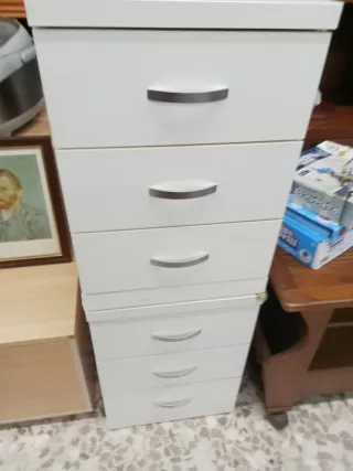 Mesita de noche blanca