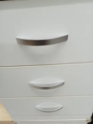 Mesita de noche blanca