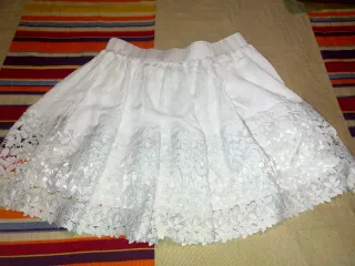 Falda blanca con encaje