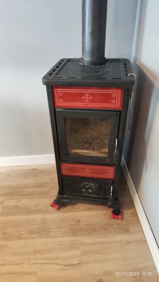 Stufa a legna italiana Camini nera e rossa