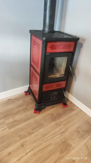Stufa a legna italiana Camini nera e rossa