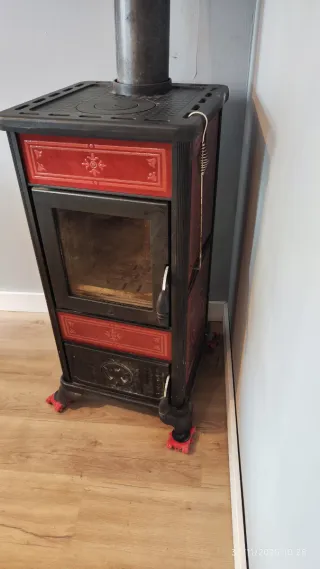 Stufa a legna italiana Camini nera e rossa