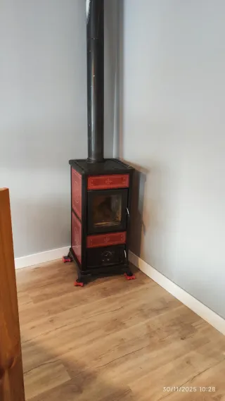 Stufa a legna italiana Camini nera e rossa