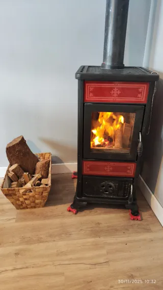 Stufa a legna italiana Camini nera e rossa