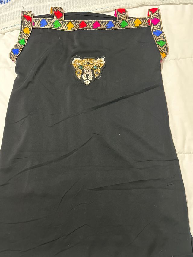 Vestido negro con estampado de guepardo