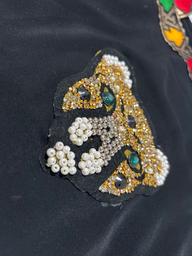 Vestido negro con estampado de guepardo