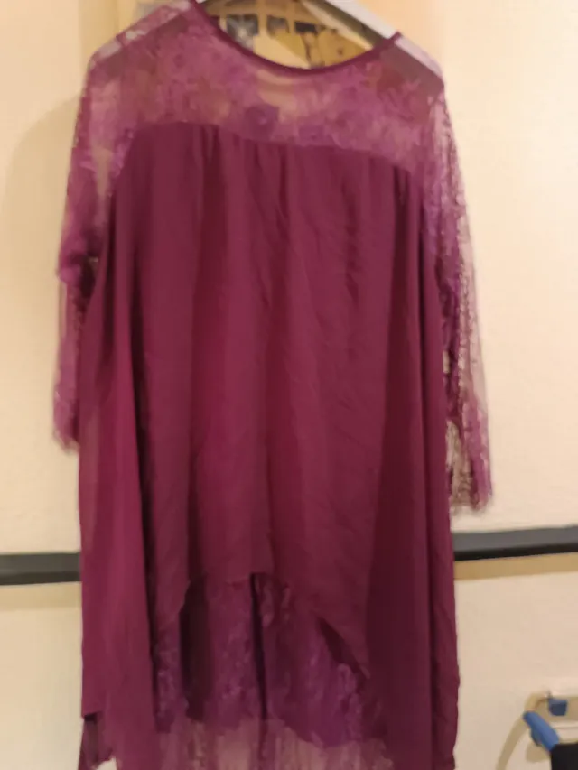 Vestido de fiesta morado con encaje