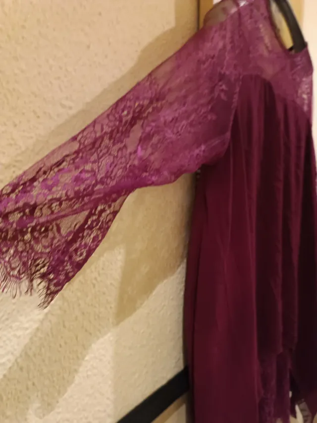 Vestido de fiesta morado con encaje