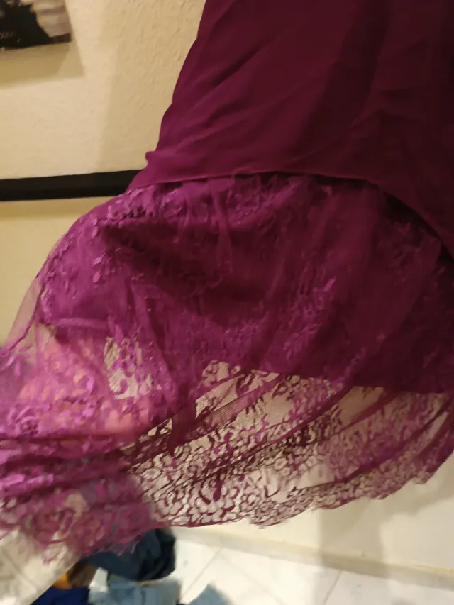 Vestido de fiesta morado con encaje