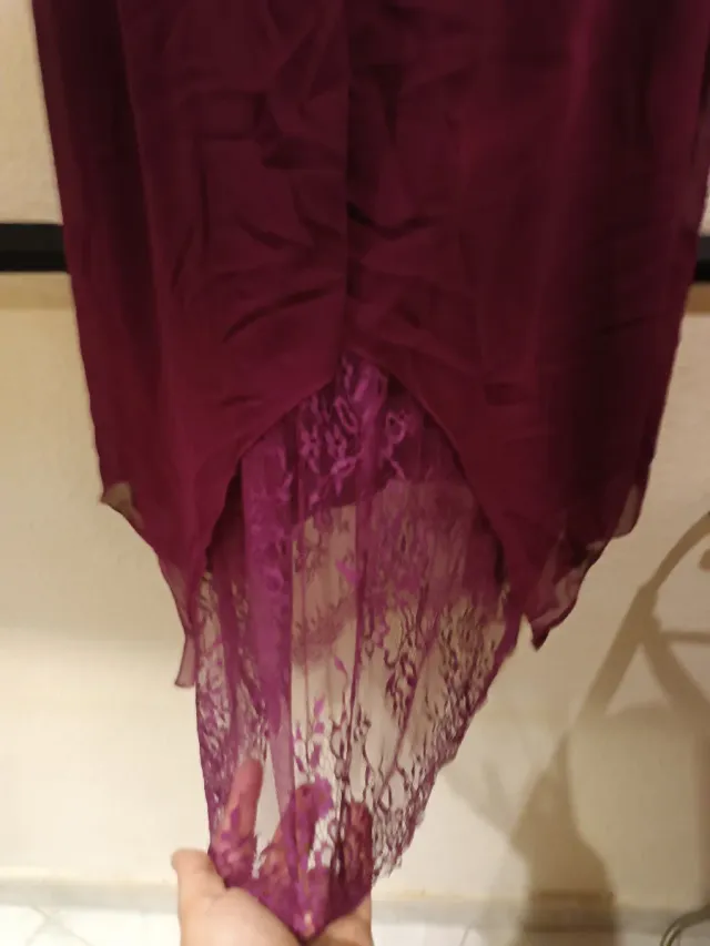 Vestido de fiesta morado con encaje