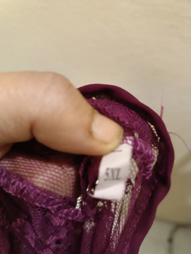 Vestido de fiesta morado con encaje