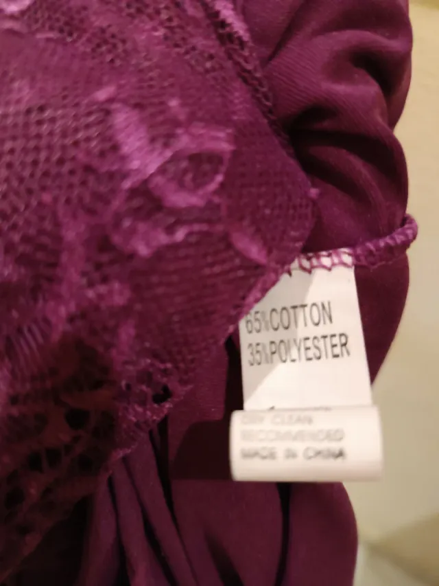 Vestido de fiesta morado con encaje